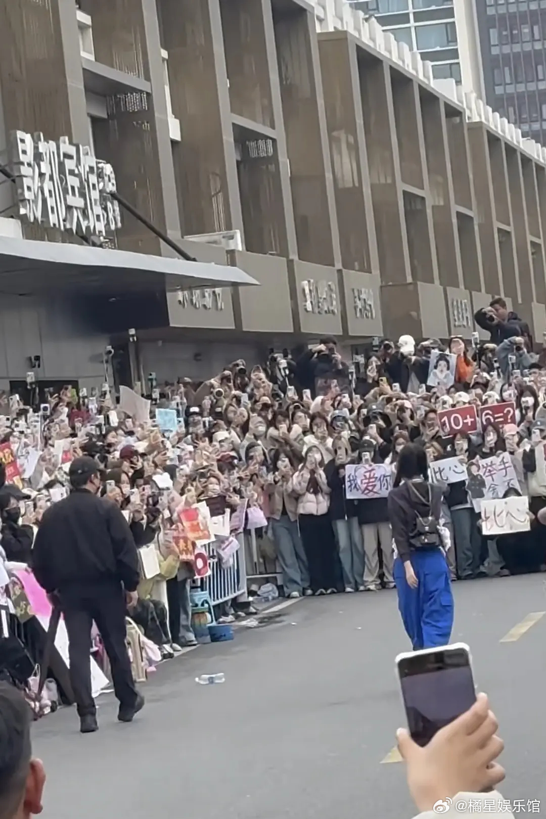 虞书欣横店上班这个人流量，是多少🌸的一辈子 