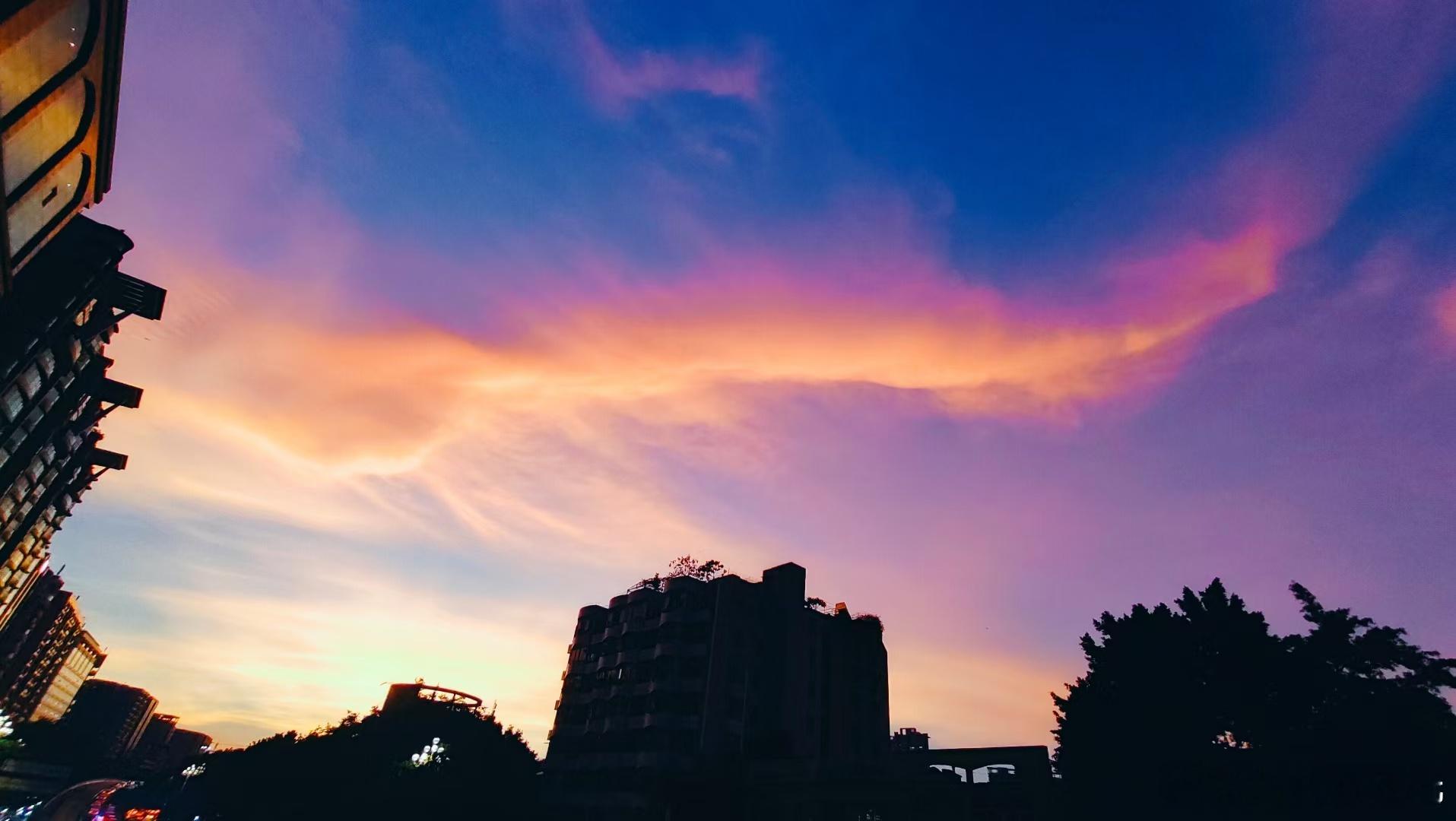 周围朋友都在晒#深圳晚霞#，带你们一起看[哇] ​​​