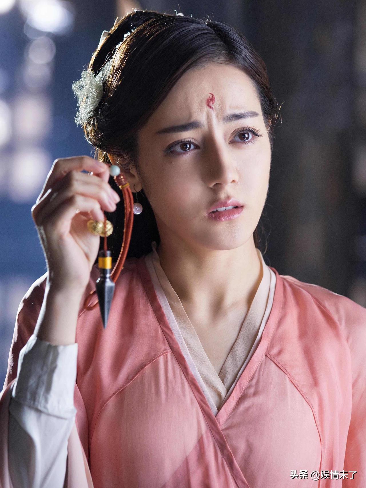 当年《三生三世》里的迪丽热巴，真的美得惊为天人。没有千篇一律的流水线妆造，眼底尽