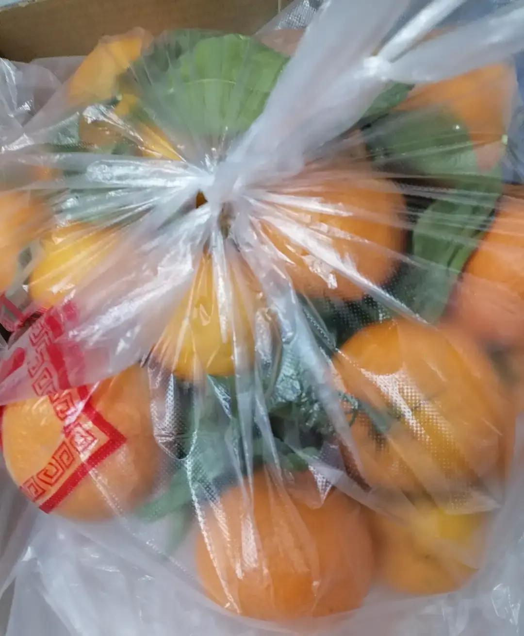 和一个小贩聊天，说到中日紧张关系，会不会打仗。他一口否定，不会打仗。他说：1.中