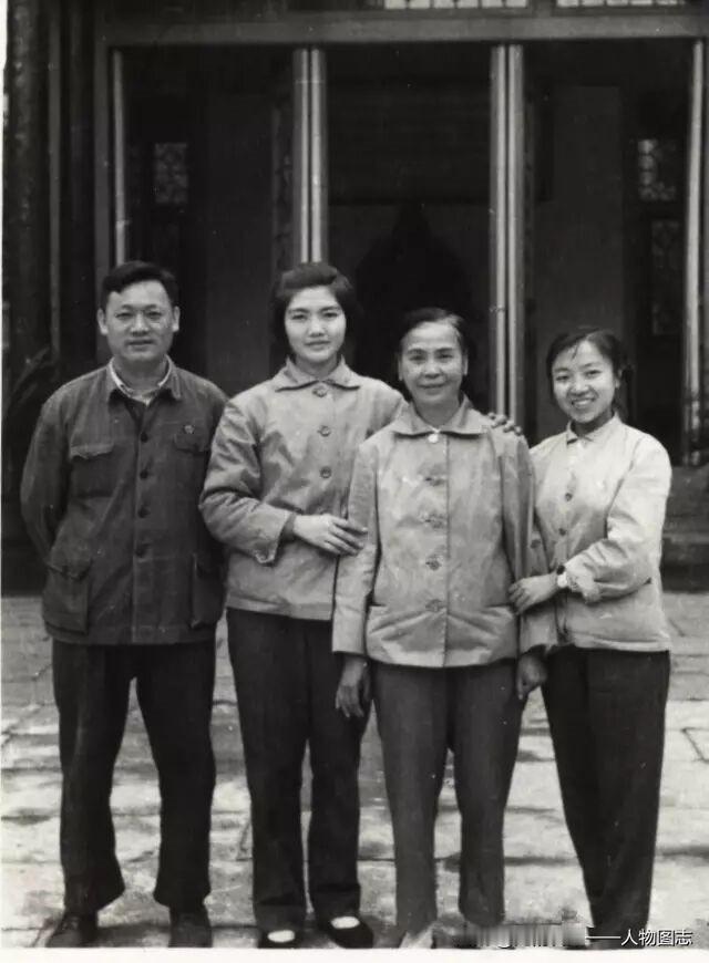 1965年国庆在杭州岳王庙，左起：贺怡养子刘子毅、贺小平、贺子珍、贺海峰