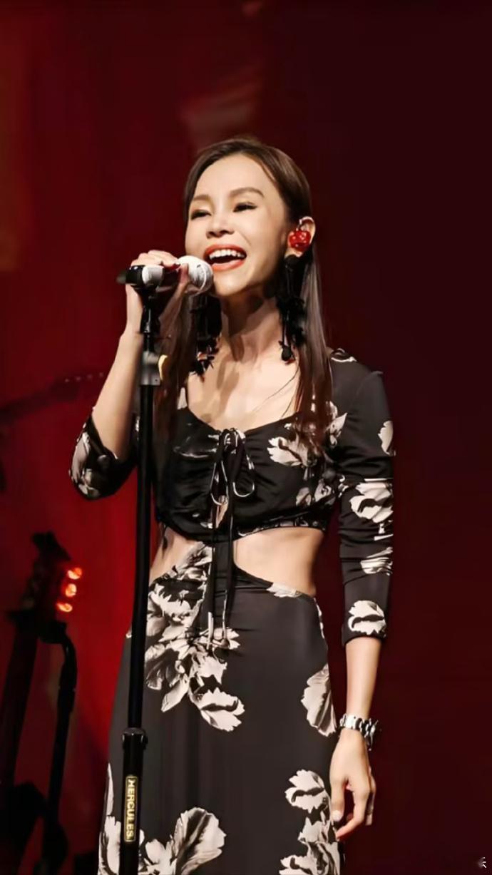 彭佳慧方否认霸凌传闻 据台媒，彭佳慧被曝在前经纪人小恬确诊癌症后立刻解除合作、分