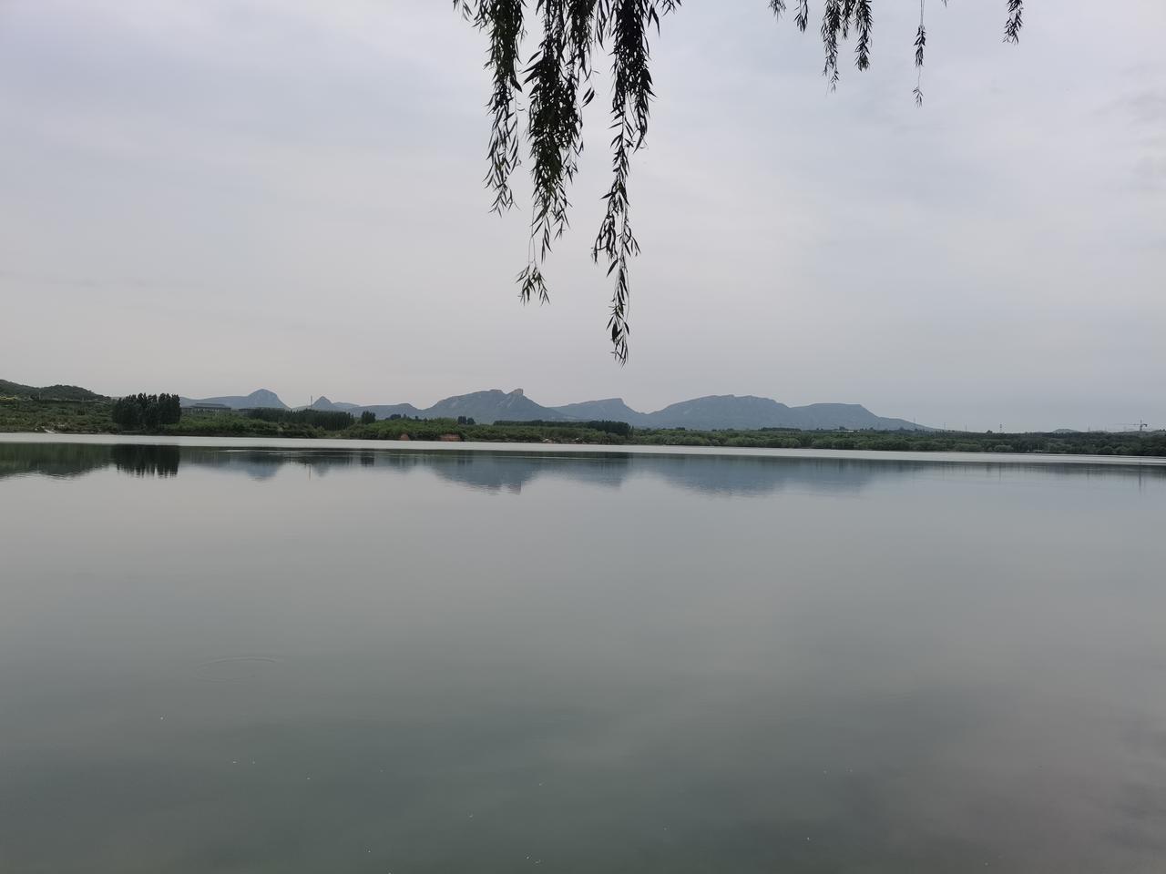 八一水库纪念碑
邢台美丽的羊卧湾湖
在岸上北侧
有一座四角亭纪念碑
有一副对联