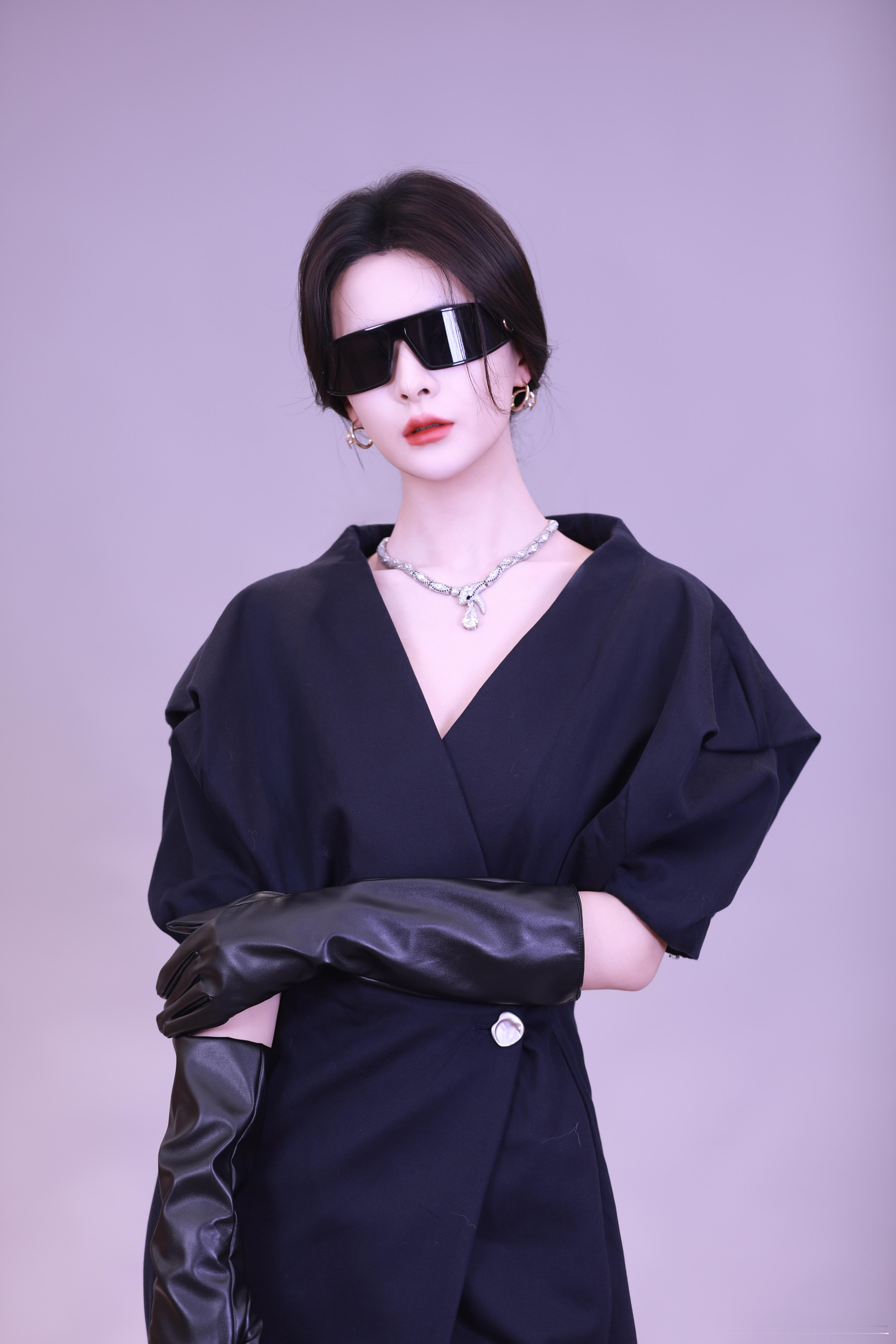 孟娜这张图太酷了吧！新剧《星光落渔火》零点过一会儿上线6.13一起看大明星徐明珠