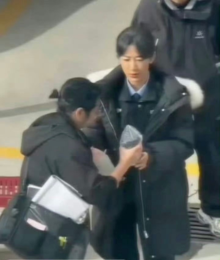 杨紫白菊羽绒服路透杨紫白菊羽绒服造型很拼 ​​​