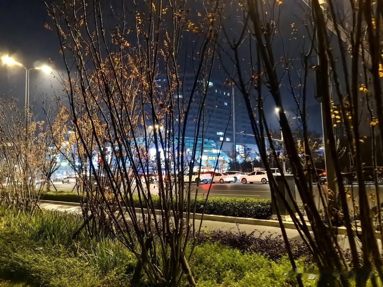 晚上电话铃声响起，
拿起电话一看，
是一个熟悉的名字，
已有好多年没有联系了，