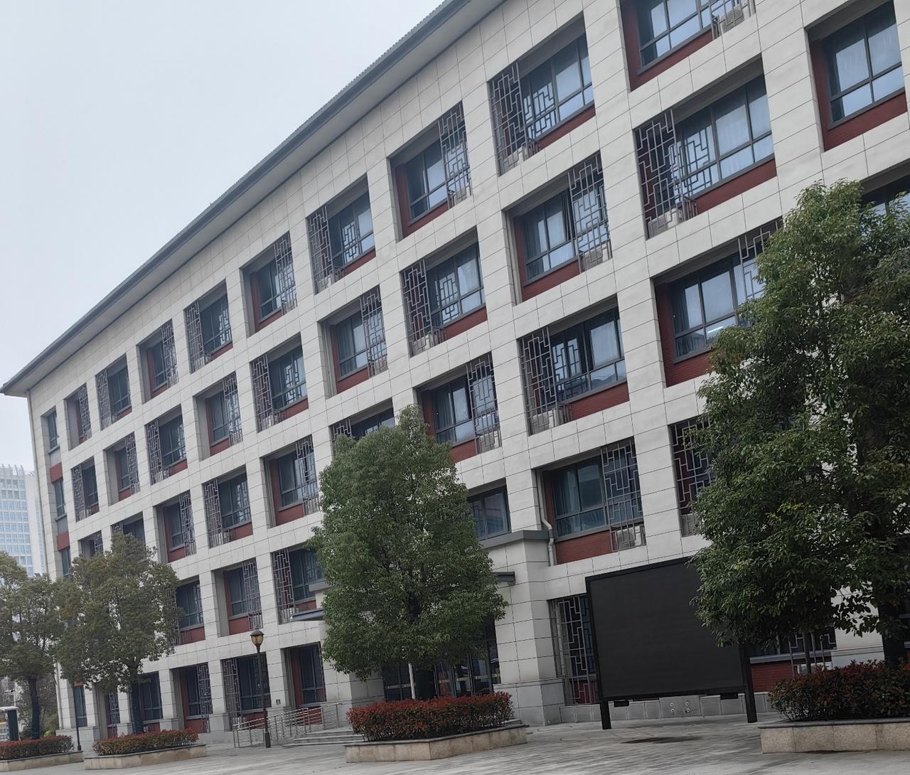 你认为教师工资应该与公务员持平吗按照教师法和国家的各项法规来看，应该不低于当地公