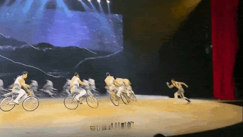 看了这场景，会再多诗词歌赋也抵不上一句！不得不佩服他们的基本功都是台上一分钟台下