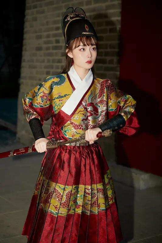 身高两米女生穿明制汉服去故宫引围观 身高两米女生穿明制汉服去故宫引围观，这画面想