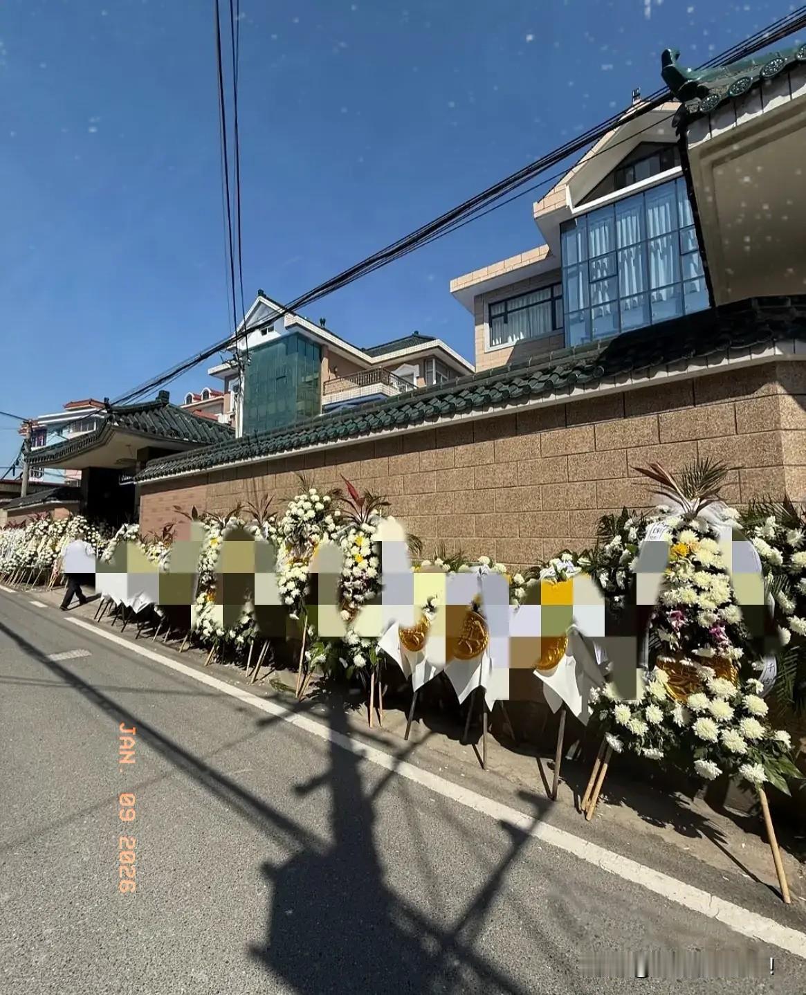 这下好了，现在拉遗体的、火化的、存放骨灰的，都是公家出钱办的，基本是免费的，省去