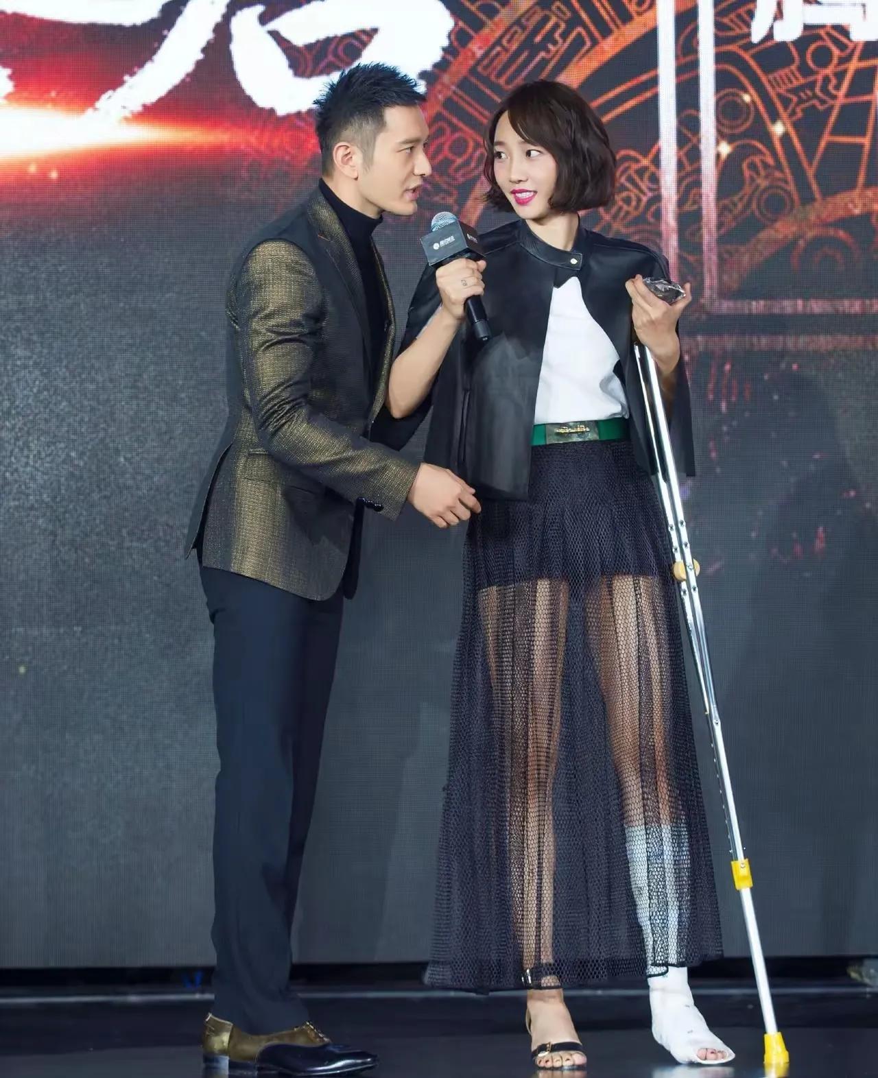 黄晓明白百合这两人穿搭都十分的精致有型，看上去竟然很搭。一个胜在气质，一个胜在身