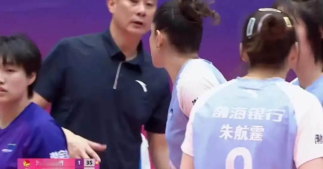 领先8分，是此刻最危险的事。
 
看天津队外援娜塔莉娅怎么做的。第二局18:10