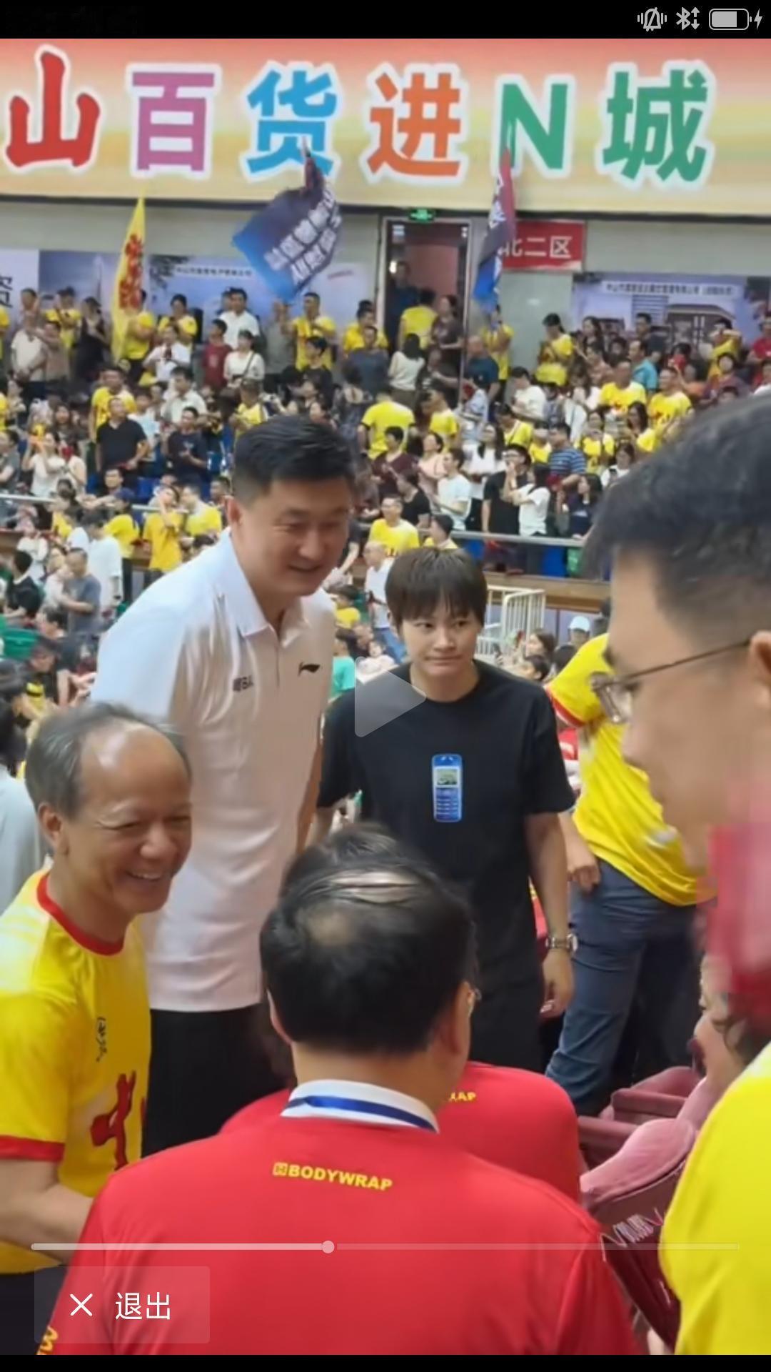 【广东省篮球协会会长杜峰与前中国女篮队长杨力维共同观看粤BA 篮球赛。并现场与球