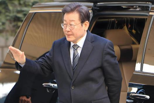 韩国人终于动手了！李在明这记重拳砸向亲日势力，亚洲反民族主义的战鼓正式擂响。那些