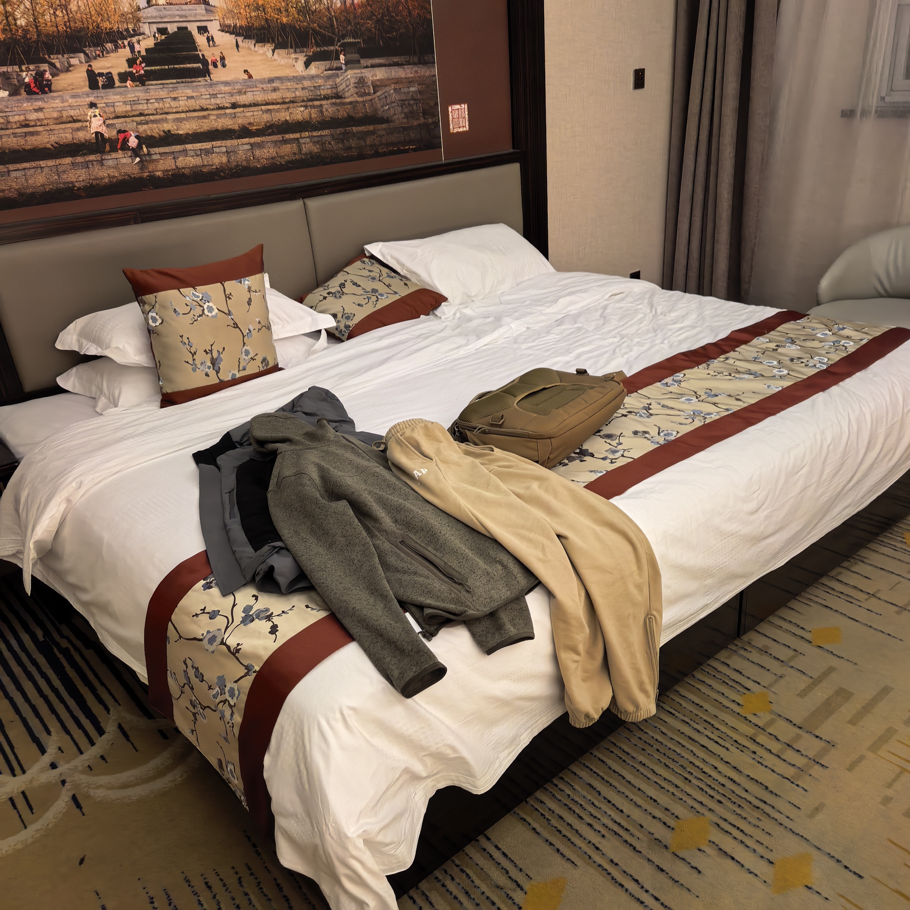 一个人睡2米4的大床有种睡地上的感觉，太大了我觉着能并排睡5个人 