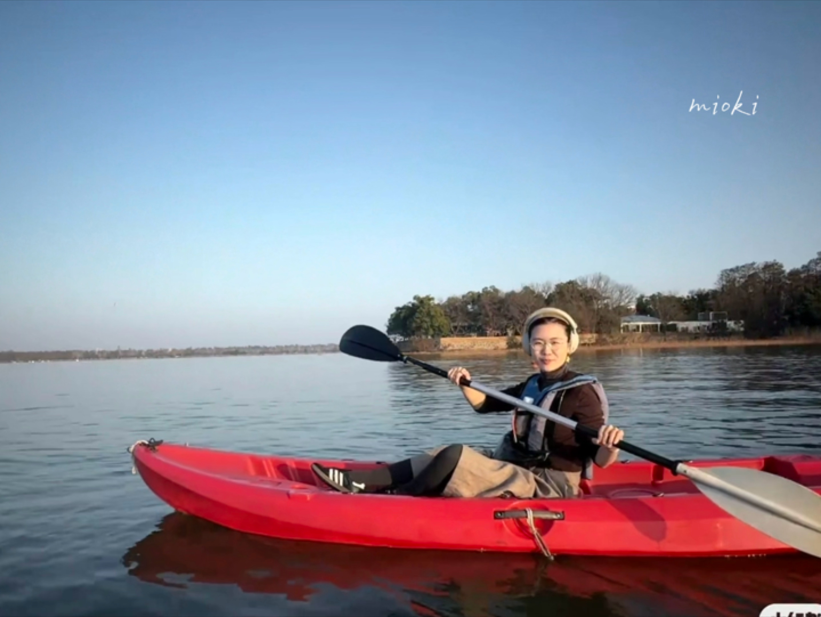 李昀锐被偶遇教路人拍照热心市民李昀锐20号在武汉东湖帮路人拍照！第二天就去了宋雨