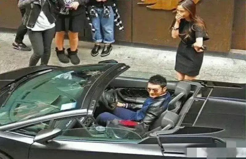 黄晓明当年对杨颖真是宠溺！从张智霖手里买来全球限量款的二手车！ ​​​