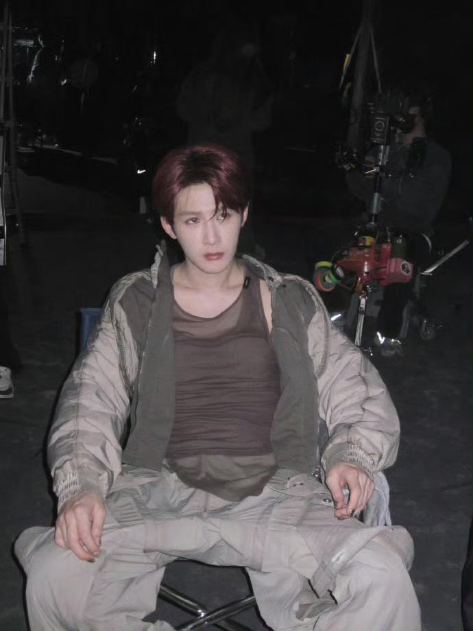 檀健次红色头发、薄纱背心、亮闪美甲，哥帅的太权威了，多多染发好吗好的 