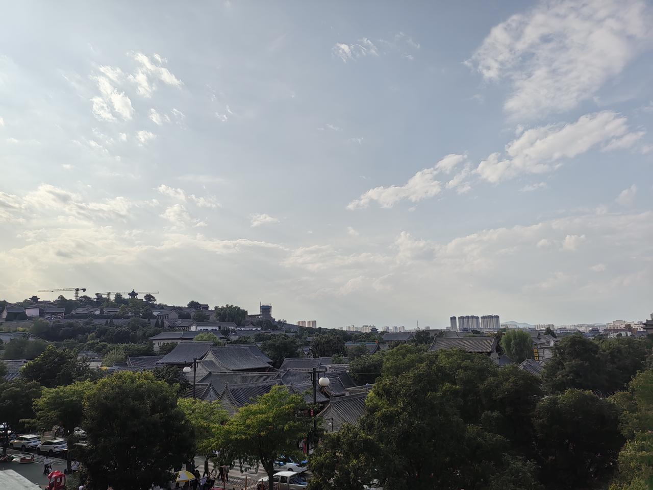 天啊，今天运动量又够了。
     我从南门城墙路过东门到北门了。要是坐观光车1