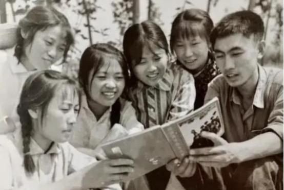 1977年，知青李雪梅要去参加高考，却被丈夫偷喂安眠药，醒来后，李雪梅竟然将喝药