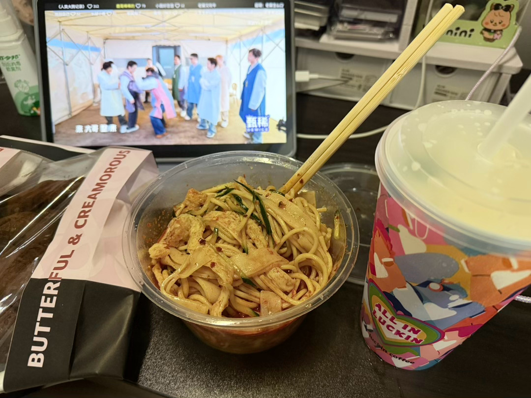 凉皮➕黄油与面包巧克力碱水结➕瑞幸小青桔茉莉冰奶