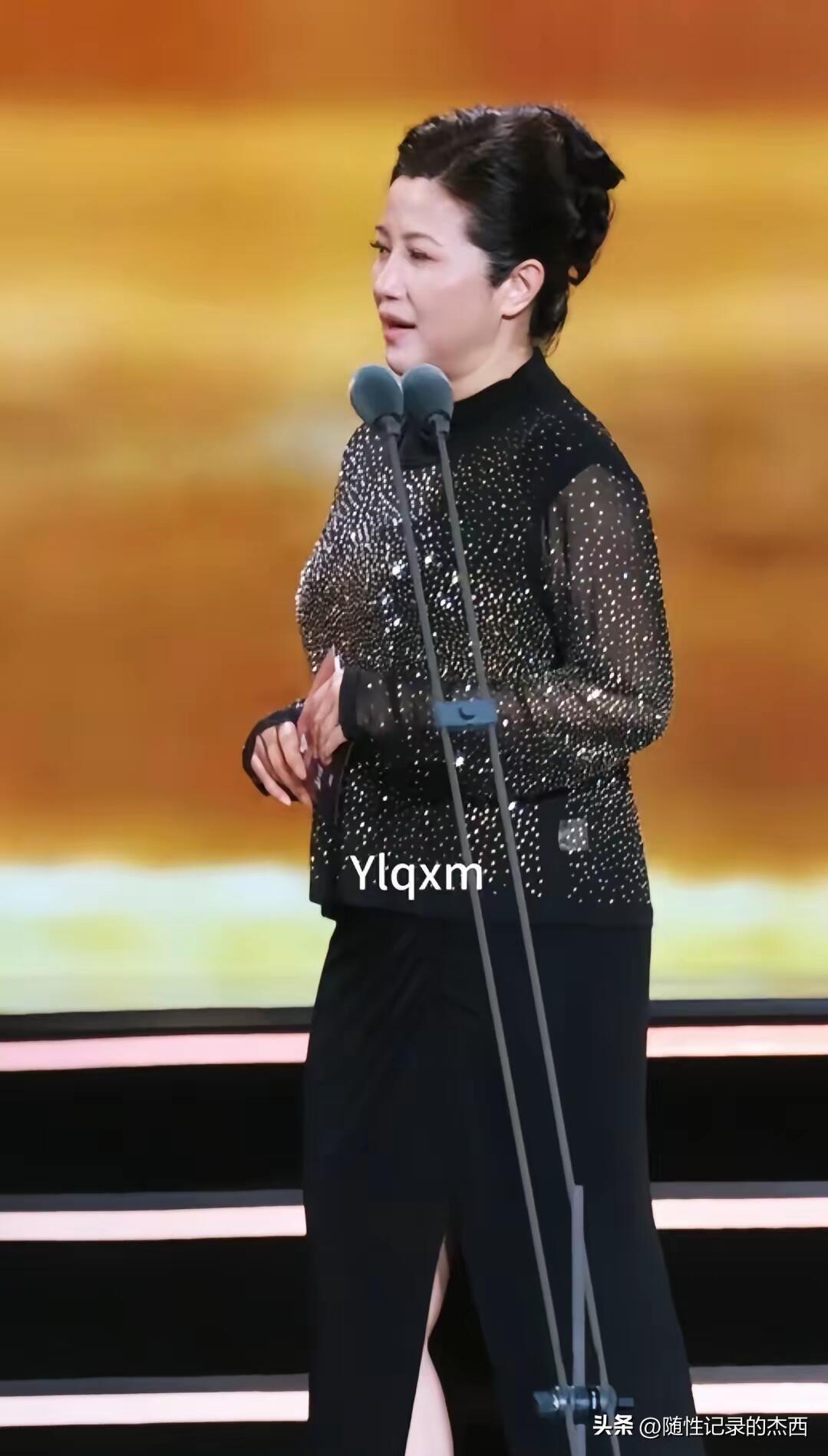 女神年轻的时候是身材一流，打扮时尚性感，很清新很青春的美，她一笑，感觉好舒服好温