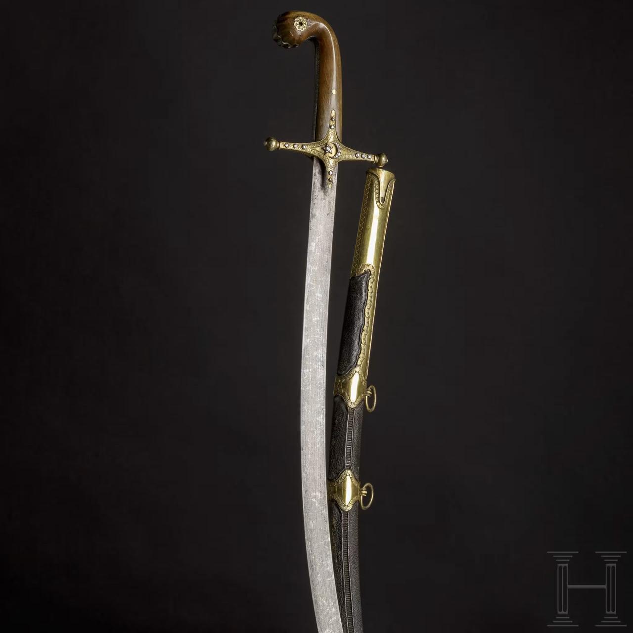 一把奥斯曼帝国豪华舍施尔弯刀
约 1830 年，配鎏金装具与嵌钻护手
舍施尔弯刀