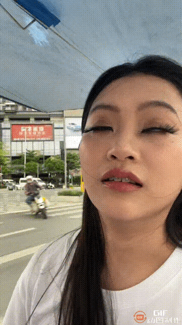 图一：小姐姐这个化妆技能太差了吧，风一吹就都散掉了？
图二：最简单的装扮，穿出最