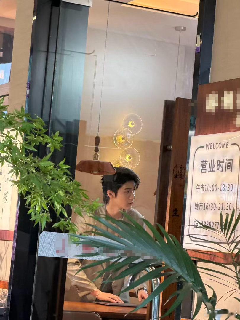 南京偶遇邵巍拍戏咱就是说这个生图太能打了吧？放路透界也是新的神图，就问谁不想在南