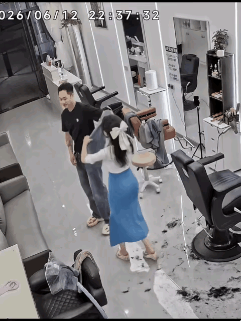 这就是男人理发为什么要找女理发师的原因了。