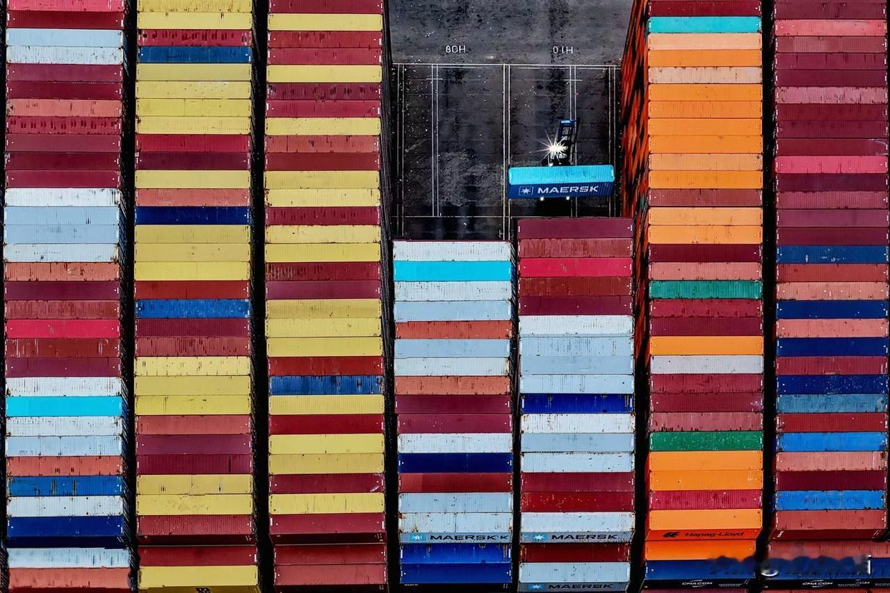 《多彩集装箱，叉车奏鸣曲》
成都市老年人协会摄影专委会
图文原创 温建军
组稿编