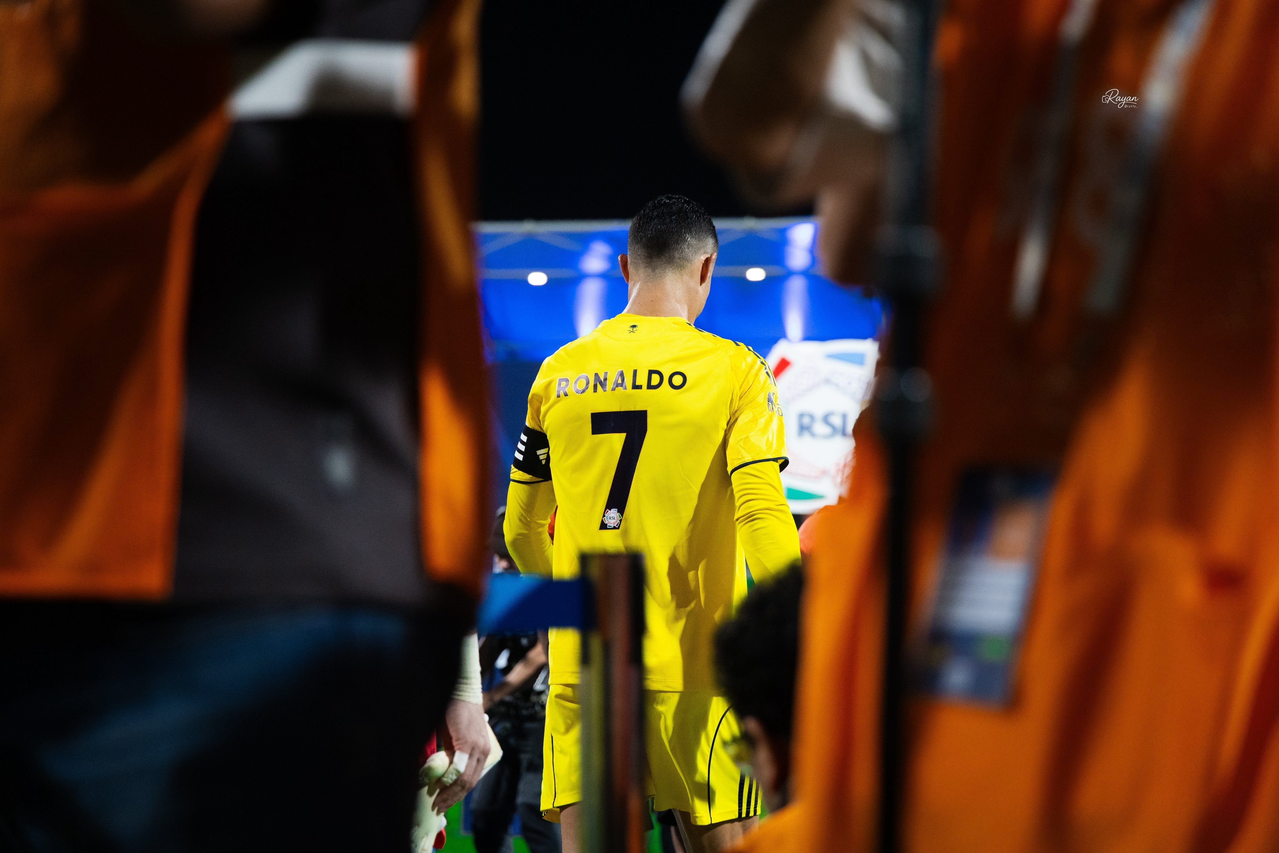 C罗c罗生涯956球41岁归来首球像霞光里高悬的明月 