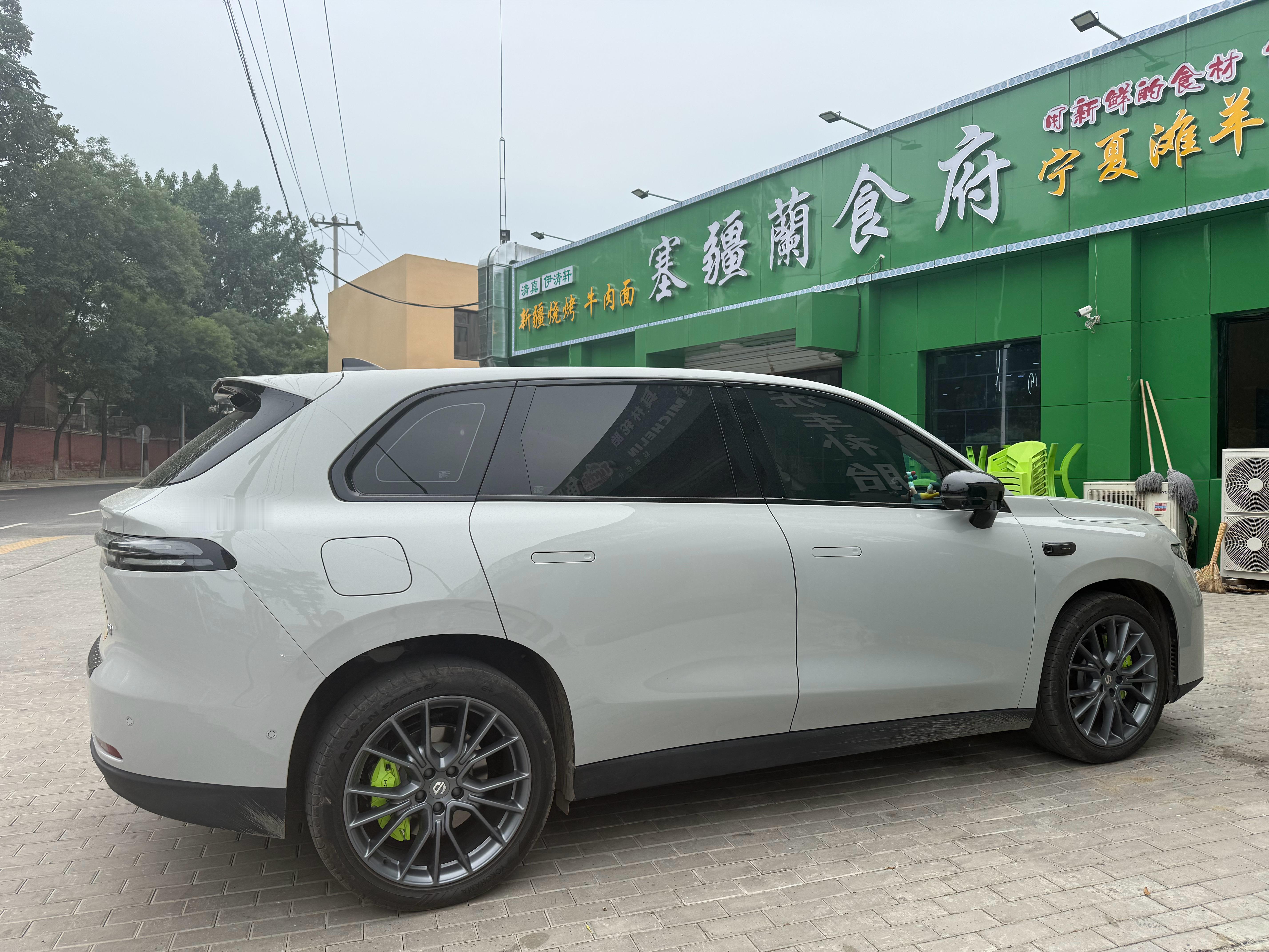 今天洗车的时候看到一台零跑，姿态和颜色看着很不错就多看了两眼，结果这车贴给我笑麻