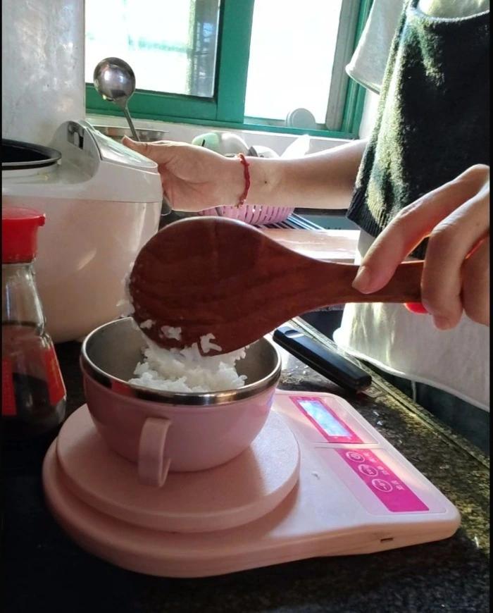 太不容易了！漳州一位妈妈，每天做饭前先拿秤。大女儿一天只能吃15克蛋白质，小女儿