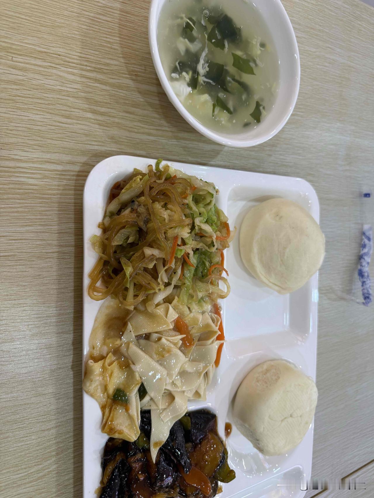 常在普兰店一家店吃快餐，三素盒饭8元。今天到大连一家快餐店吃饭，三素11元，感觉