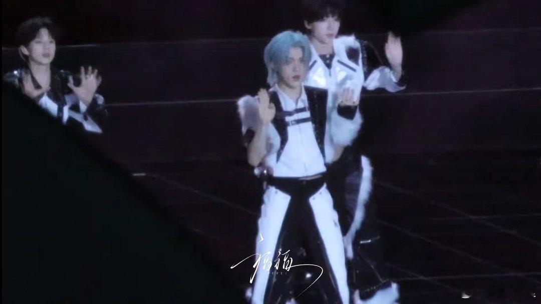 苏新皓薄荷发是舞台上随舞步飞扬的清爽，也是镜头前自带果香气泡感的元气，冷调发色撞