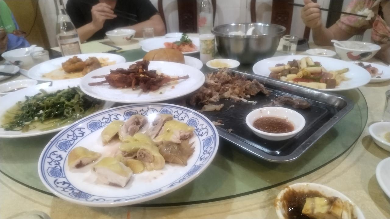 别再傻傻指望别人了，答案其实就一个：只能靠你自己。
 
年轻时以为靠父母能安稳，
