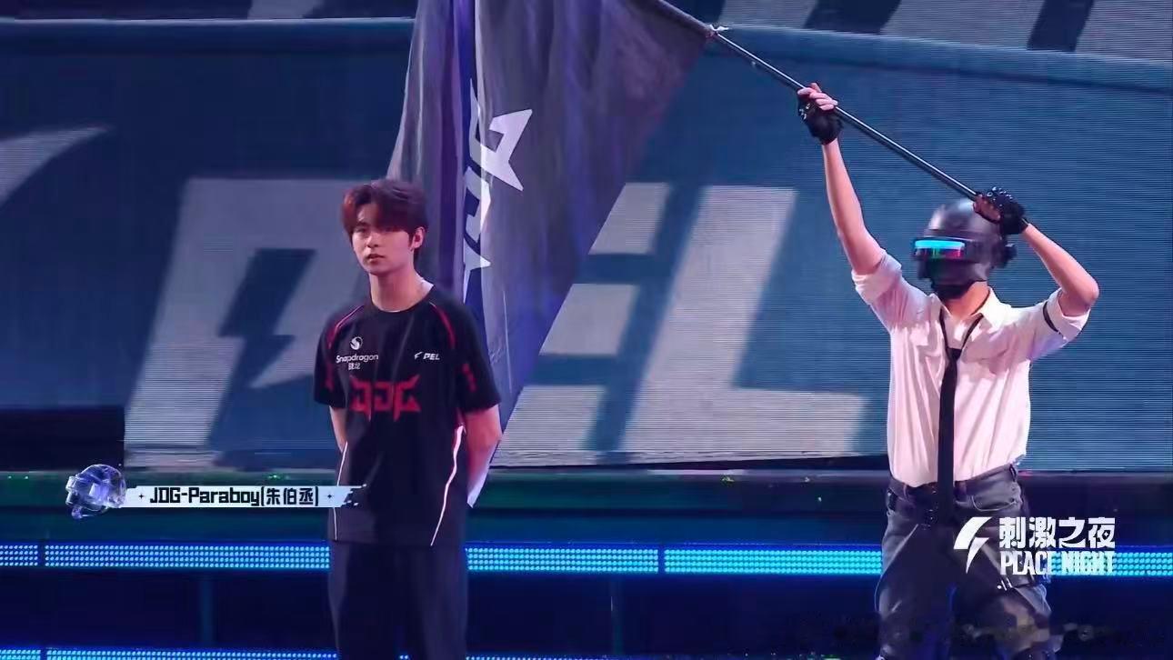 和平精英明星表演赛小队登场刺激之夜明星枪神表演赛各支小队整装完毕悉数登场，跨界混