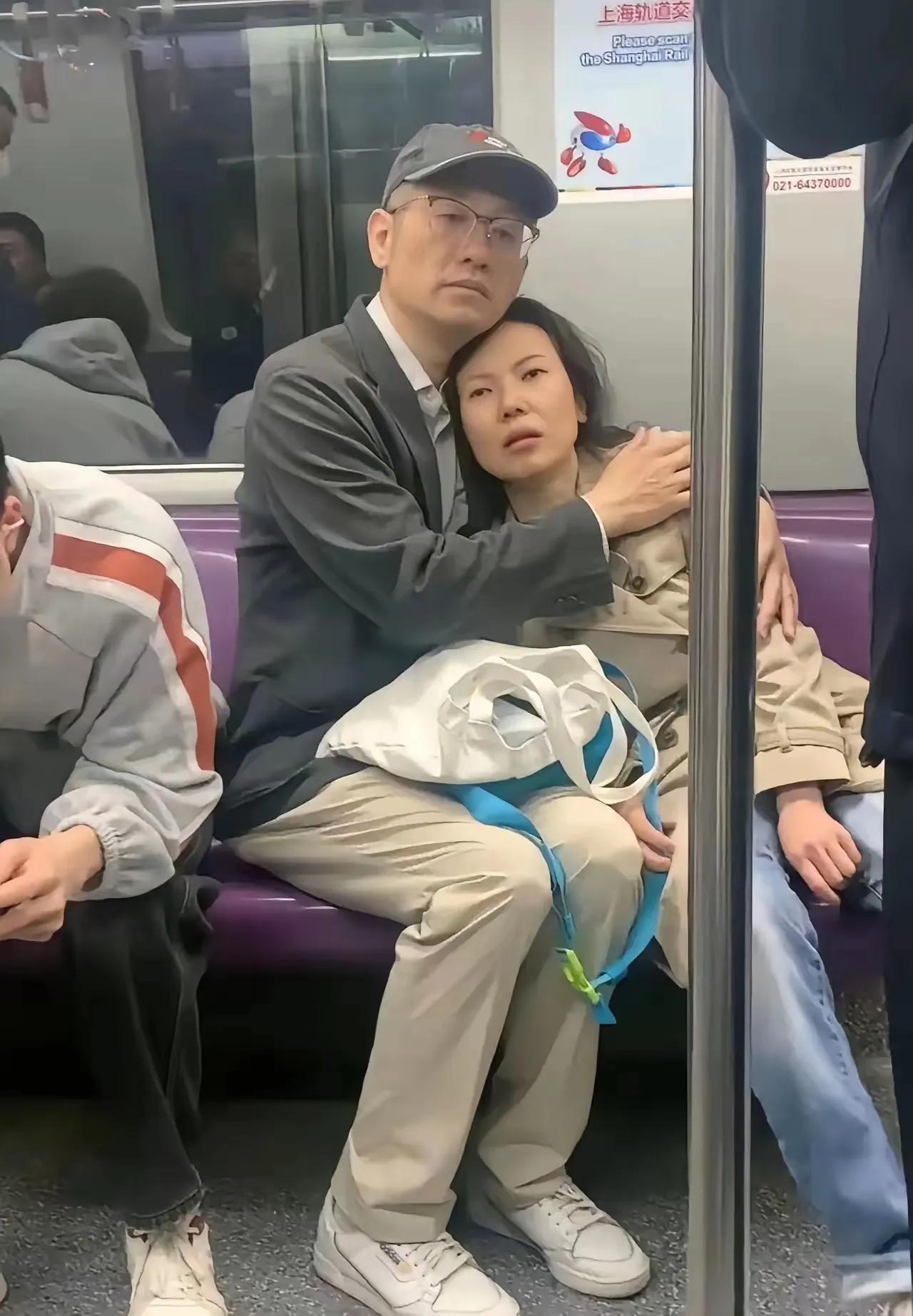 看到这张照片，你想到了什么呢？
同甘共苦，人的一生谁没有沟沟坎坎，患难于共最真贵