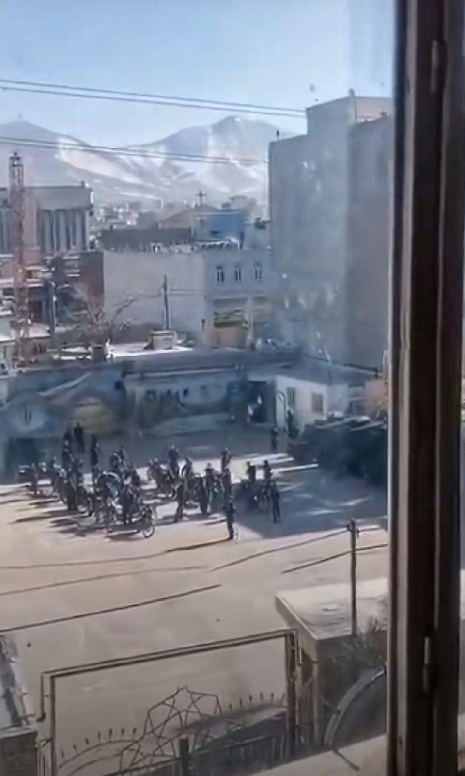 伊朗革命卫队集合时被以色列定点清除唉，典型的吃亏不长见识！前总统就是这么被“点名