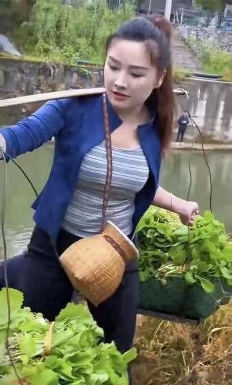 轻挑竹担满筐青，俏踏乡间小路行。不靠浮华凭双手，短短两句画面鲜活，勾勒出乡间劳动