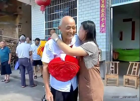 “天大的缘分！”7月17日，湖南1女子开车掉入池塘中，71岁的大爷不顾生命危险将