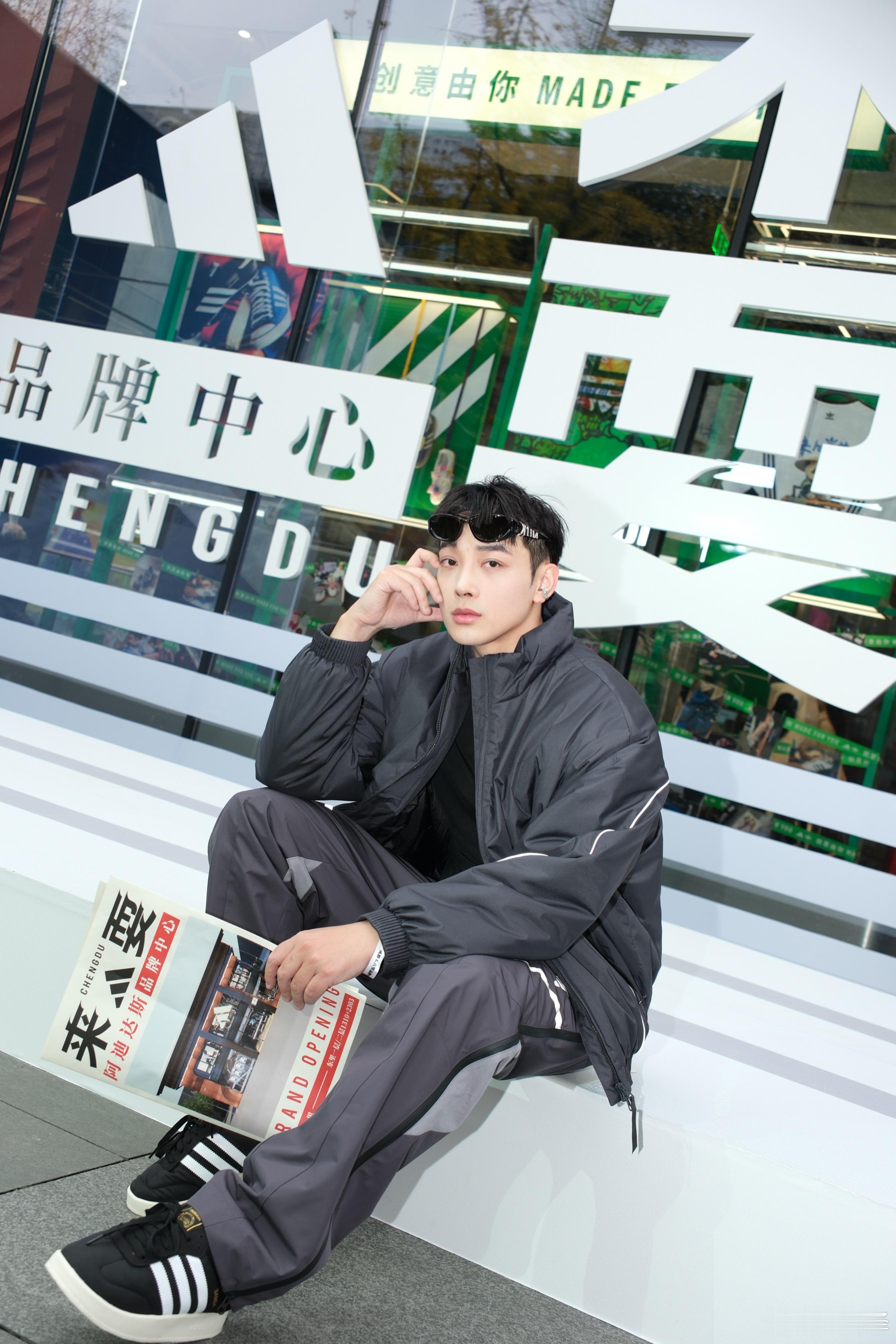2025早春低饱和运动风，亮钻墨镜的懒散高级感穿搭最近被各大博主刷屏的「低饱和运