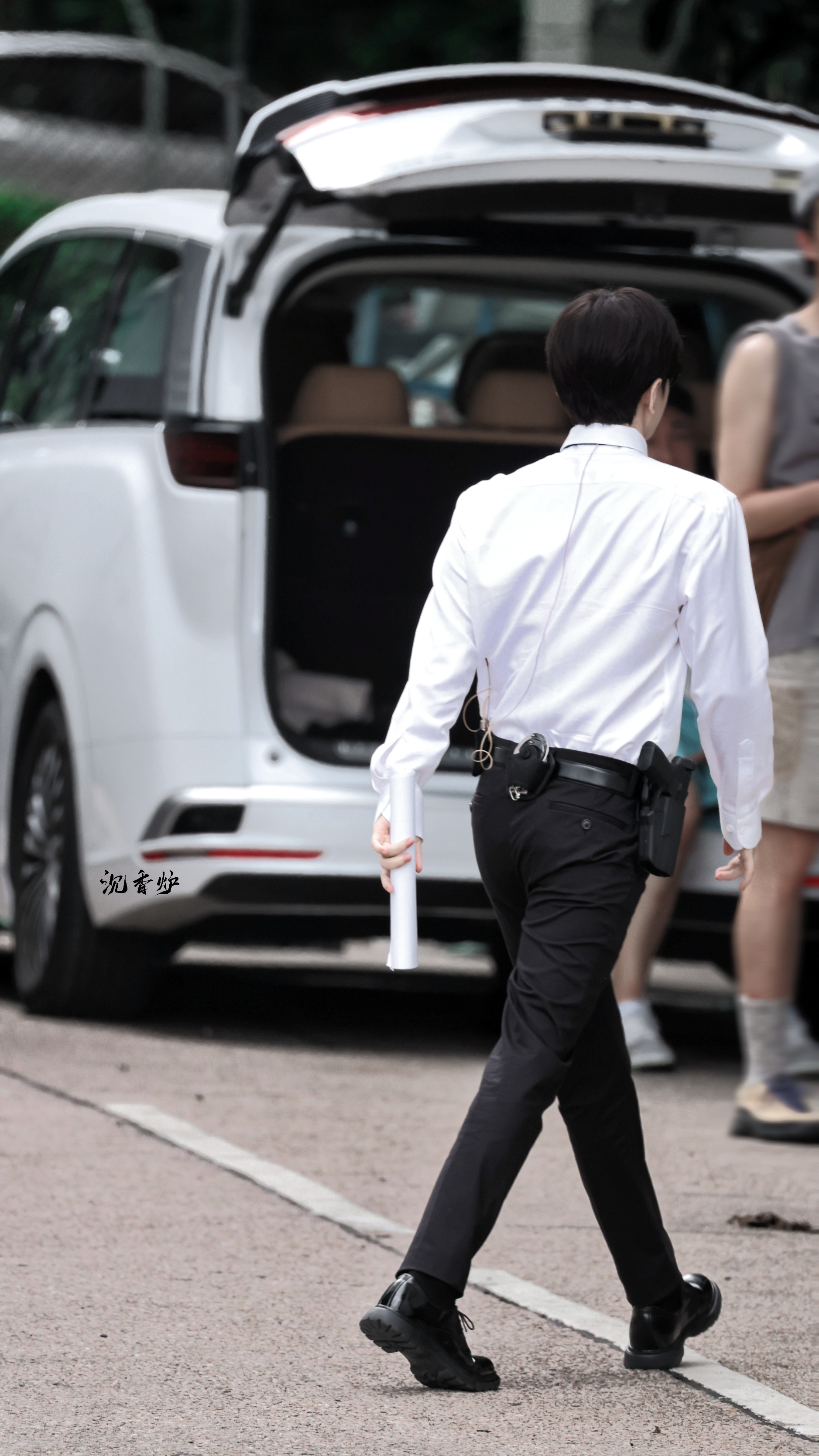 宽肩窄腰翘鼙鼓 