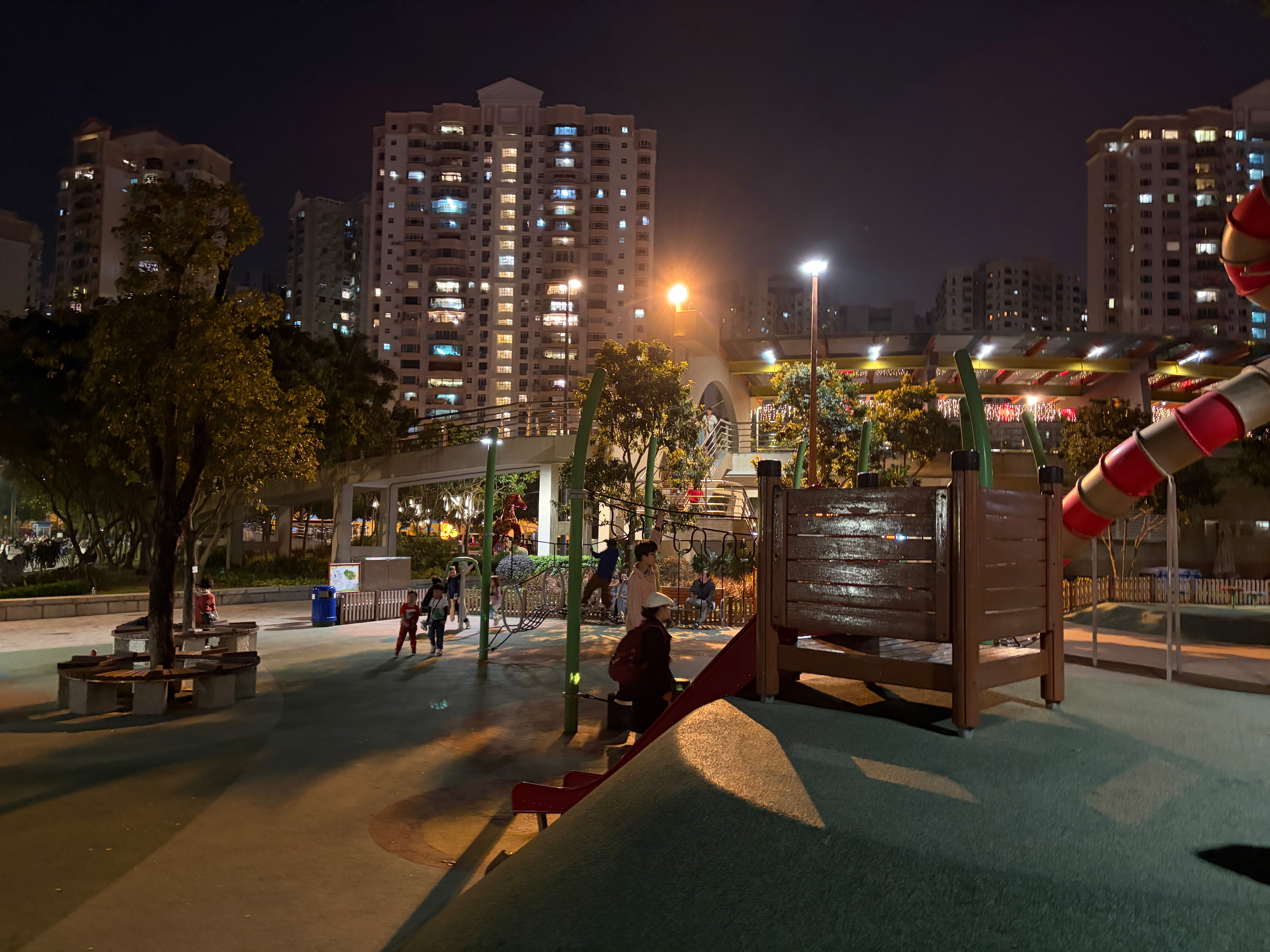 在澳门海边陪孩子玩发现这边小朋友基本都是双语交流会说汉语，也会说英语语言环境确实