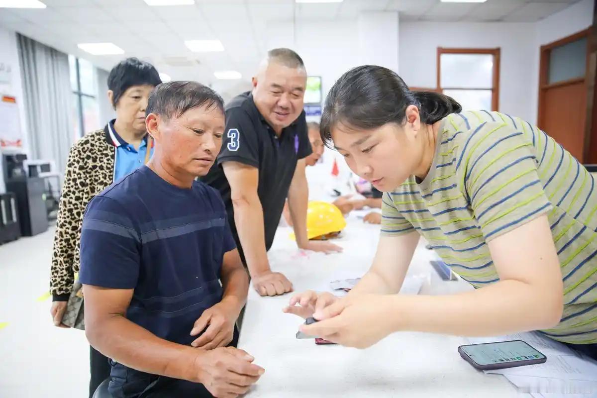 很多退休老人相处闲聊时总会生出疑惑，明明两人工龄一模一样，都是三四十年兢兢业业在