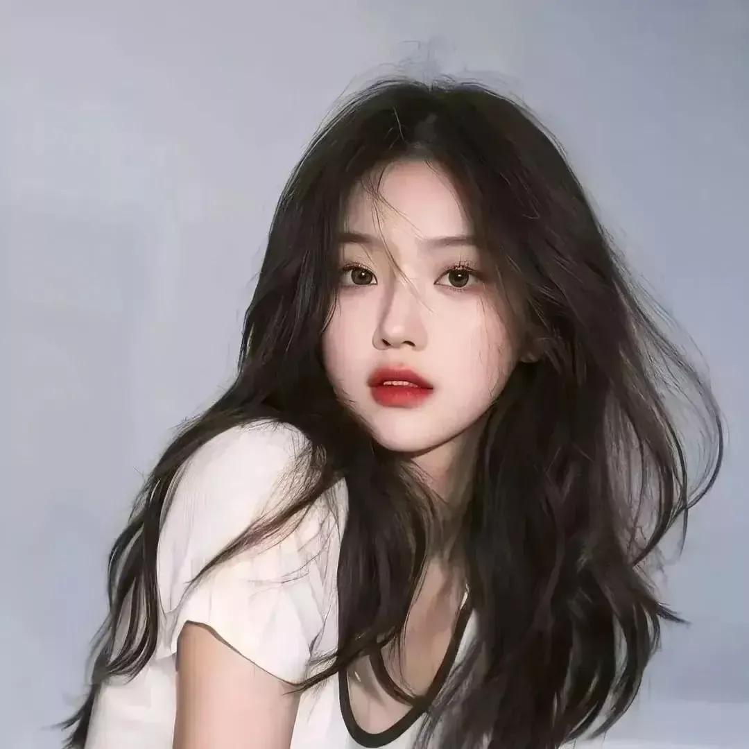 黑发红唇少女，温柔又神秘。黑发红唇女神 红唇美人照 红唇美少女 黑发辣妹 黑发女