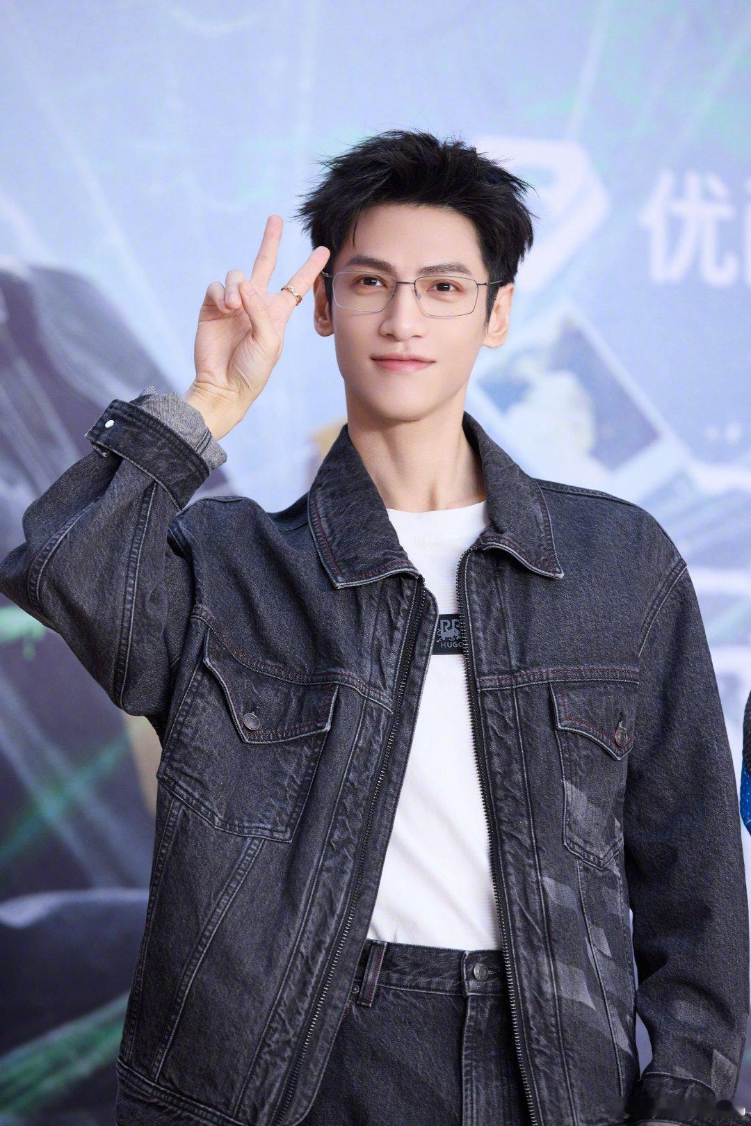 罗云熙首登央视春晚 追梦路上步履不停，春晚首秀圆满达成，为努力又优秀的罗云熙疯狂