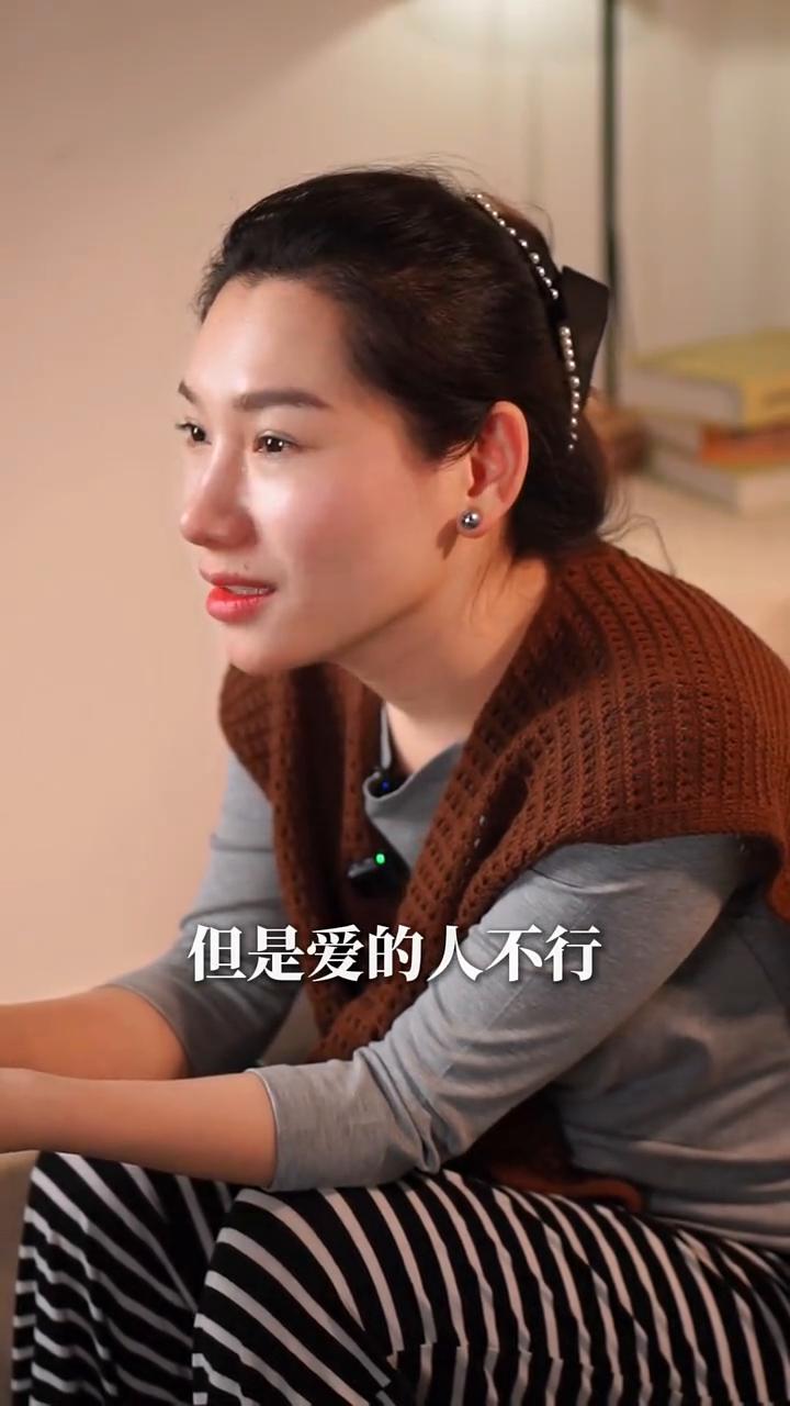 因为爱你所以格外挑剔。
我们都可以和不爱的人过一生，但是爱的人不行。因为不爱是宽