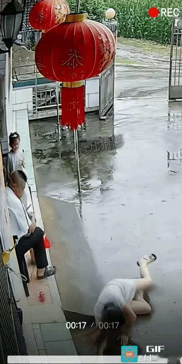 红红的灯笼门前挂。
她应该不是第一个摔倒的，也不会是最后一个，好似有老头在那里坐